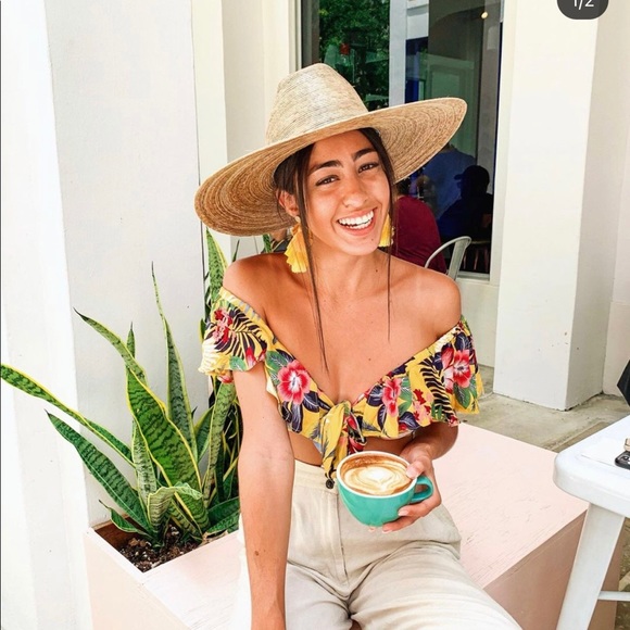 Lulu’s pants and crop top set - Picture 2 of 3